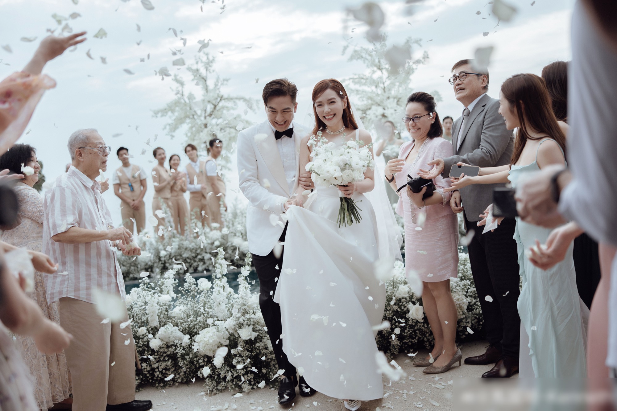 Mã Quốc Minh &quot;khóa môi&quot; bà xã cực ngọt trong hôn lễ, dàn sao TVB rơi nước mắt vì hạnh phúc cho chú rể- Ảnh 5.