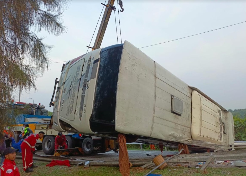 Tai nạn xe buýt nghiêm trọng tại Indonesia, ít nhất 12 người thiệt mạng - Ảnh 1.