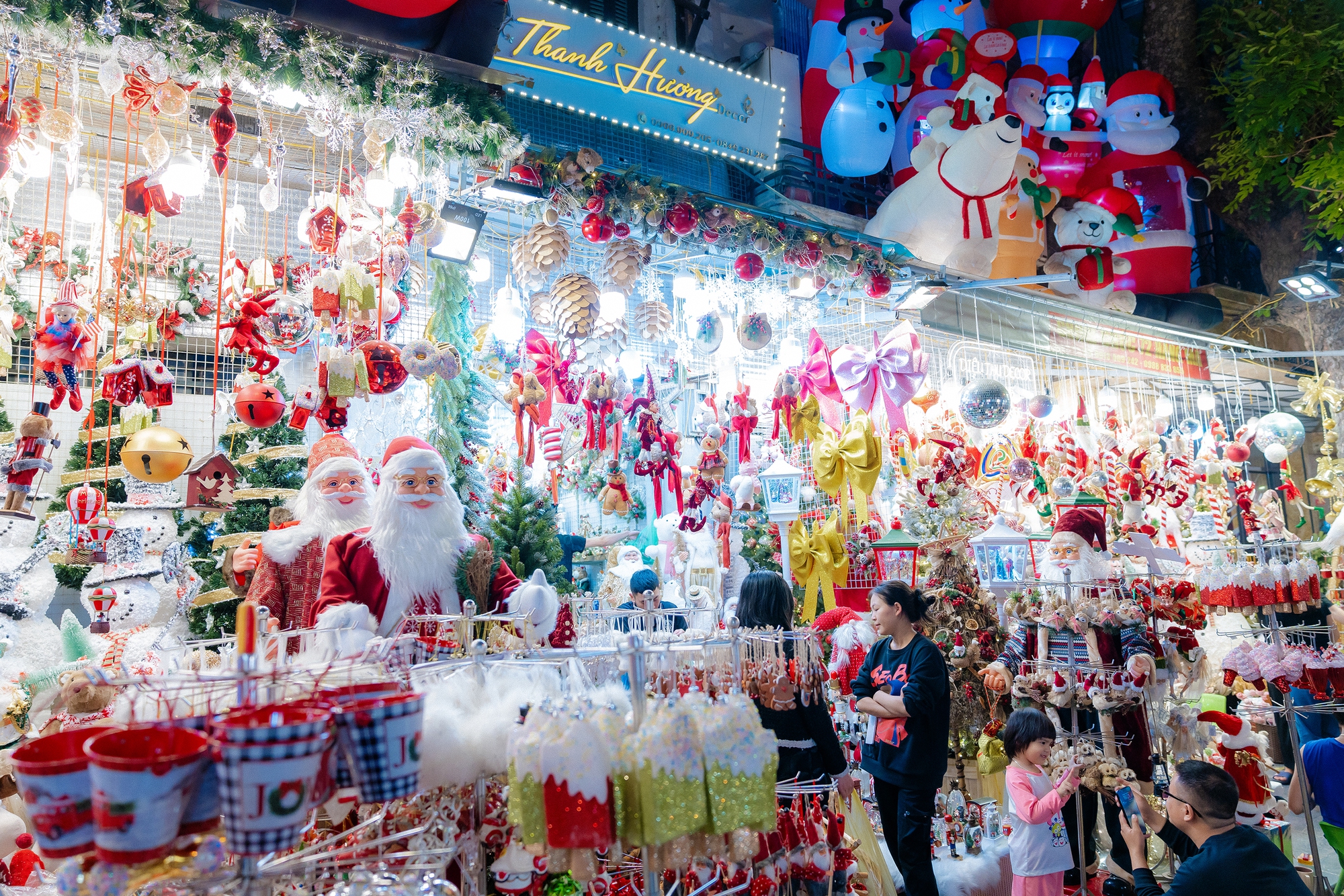 Hàng Mã những ngày sát Noel: Thời điểm tuyệt vời để đi chụp ảnh 