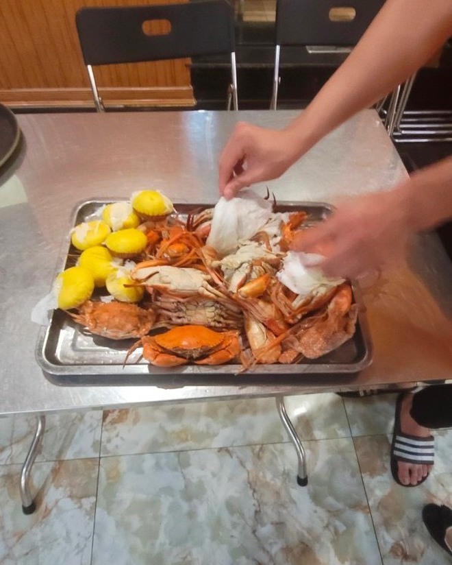 Ăn buffet hải sản Hà Nội, đôi nam nữ lén lút đút túi 4kg mang về, bị camera tố cáo - Ảnh 2. Ăn buffet hải sản Hà Nội, đôi nam nữ lén lút đút túi 4kg mang về, bị camera tố cáo - Ảnh 2.