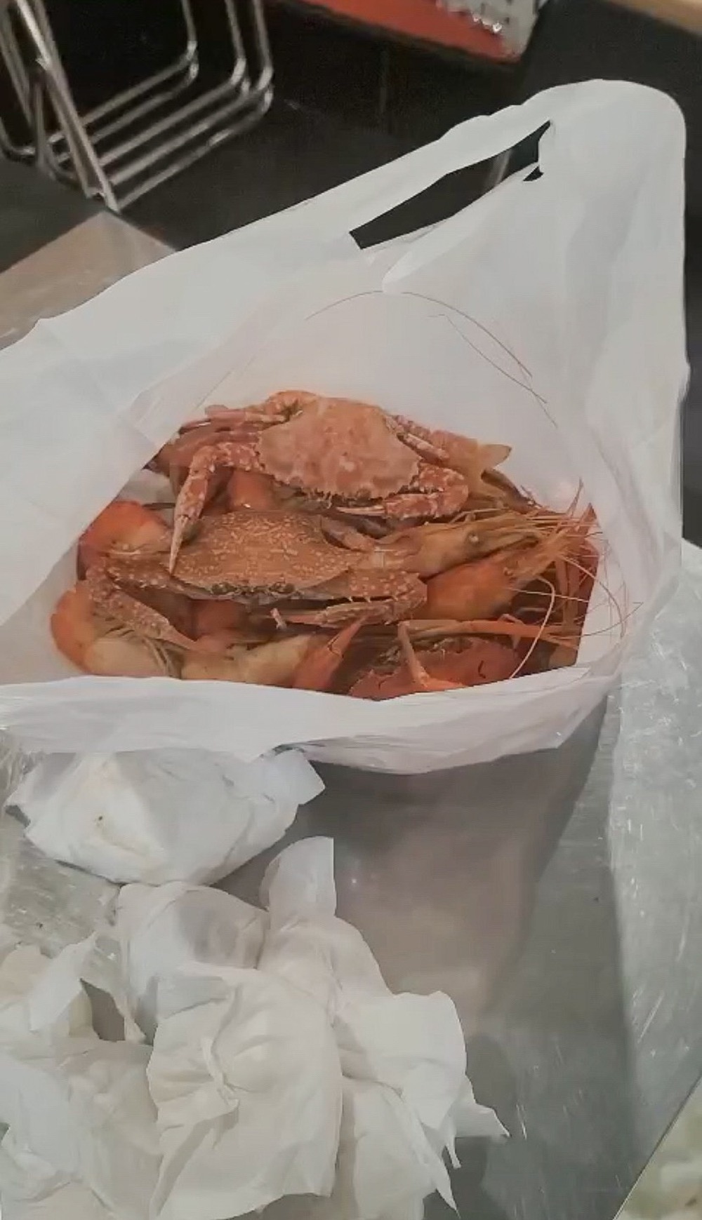 Ăn buffet hải sản Hà Nội, đôi nam nữ lén lút đút túi 4kg mang về, bị camera tố cáo - Ảnh 3. Ăn buffet hải sản Hà Nội, đôi nam nữ lén lút đút túi 4kg mang về, bị camera tố cáo - Ảnh 3.