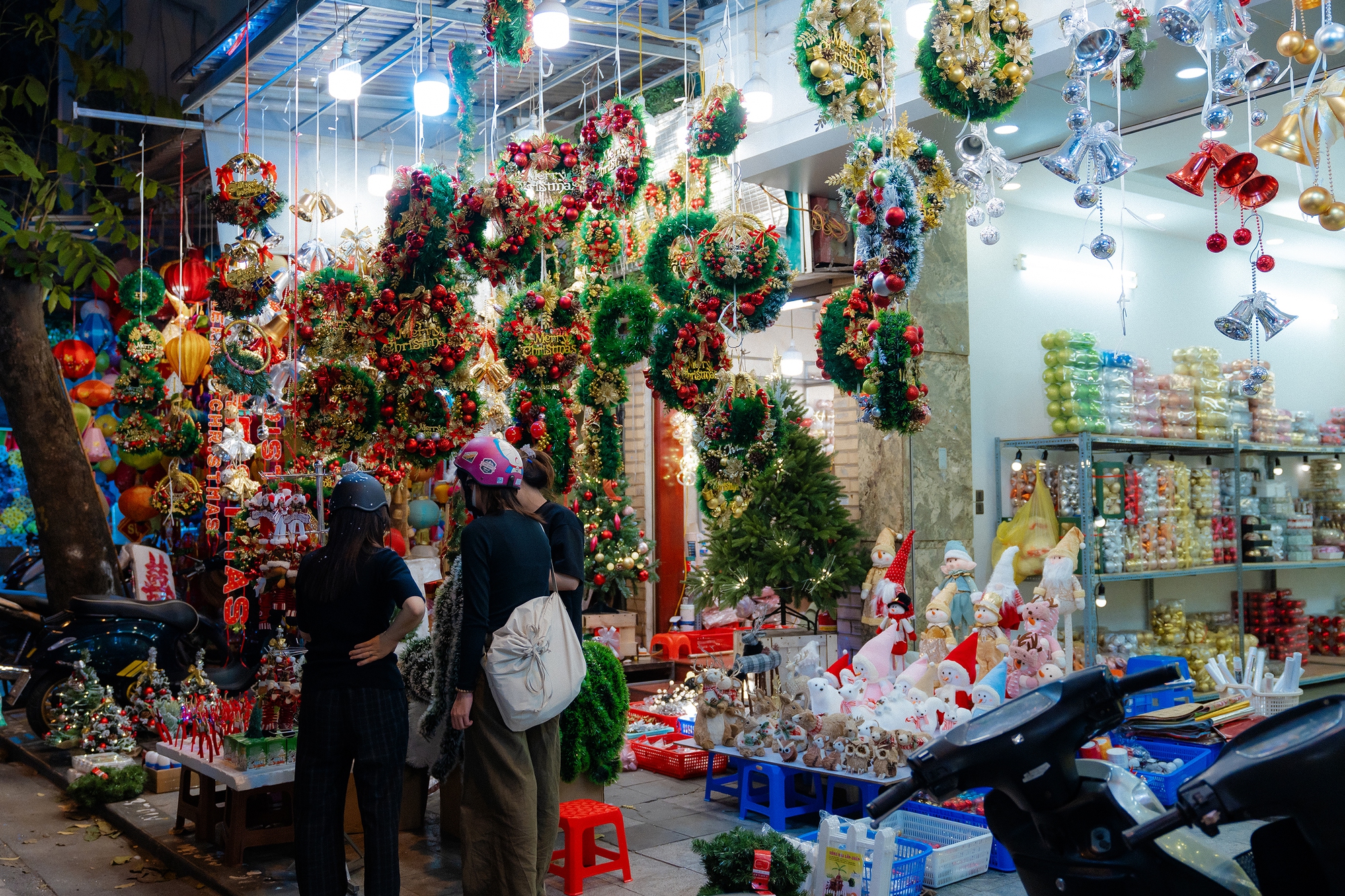 Hàng Mã những ngày sát Noel: Thời điểm tuyệt vời để đi chụp ảnh &quot;sống ảo&quot; vì không quá đông người- Ảnh 5.