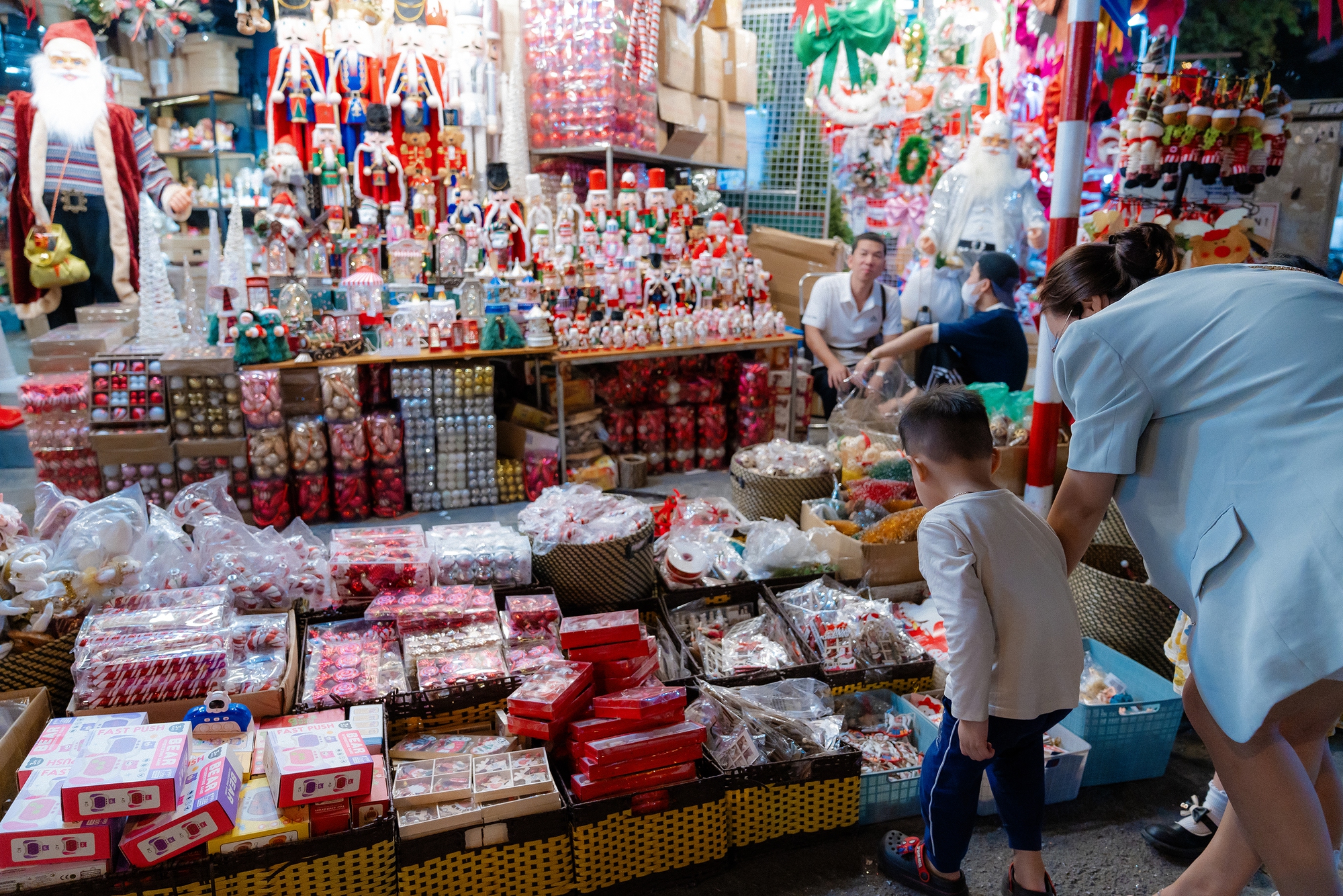 Hàng Mã những ngày sát Noel: Thời điểm tuyệt vời để đi chụp ảnh &quot;sống ảo&quot; vì không quá đông người- Ảnh 6.