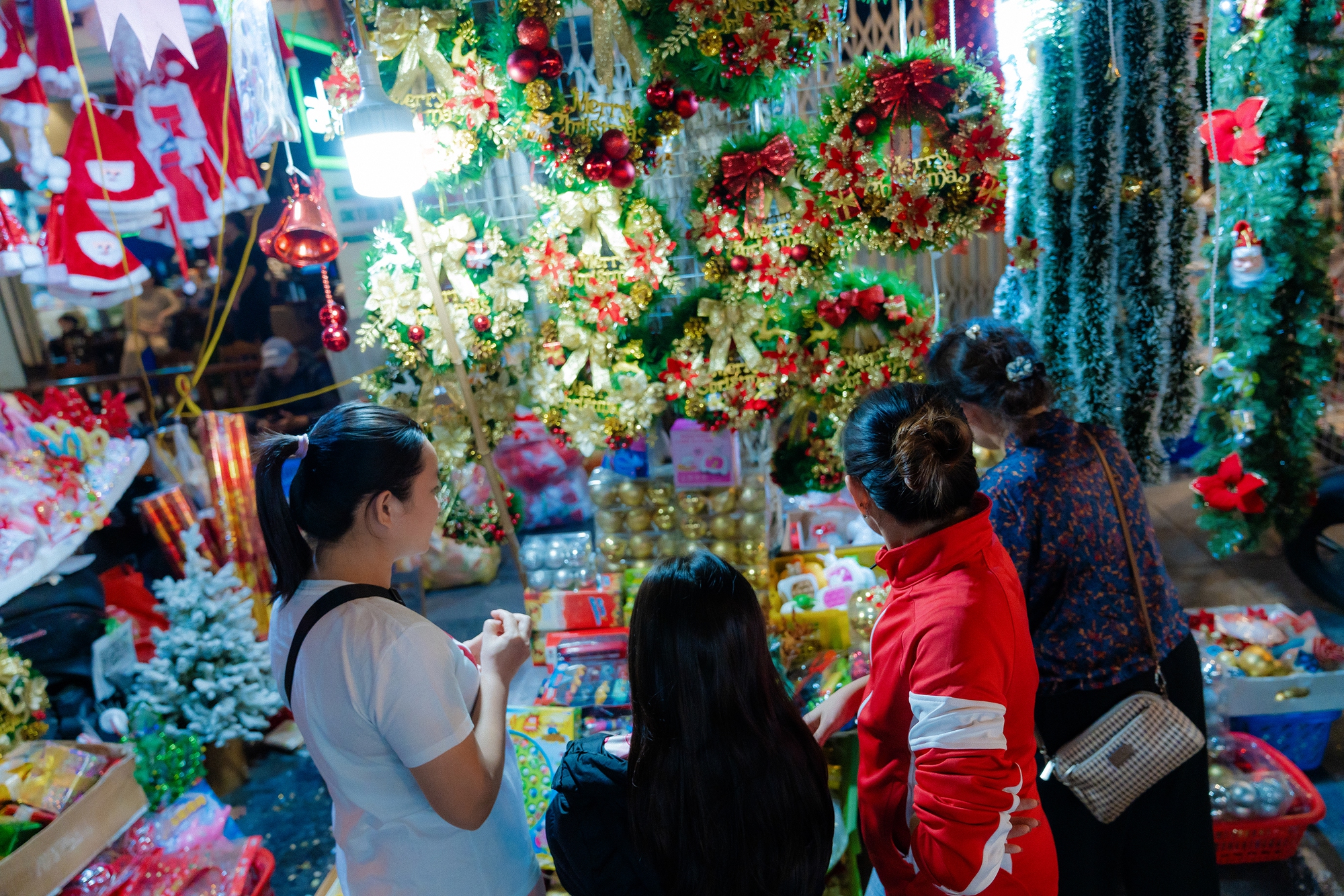 Hàng Mã những ngày sát Noel: Thời điểm tuyệt vời để đi chụp ảnh 