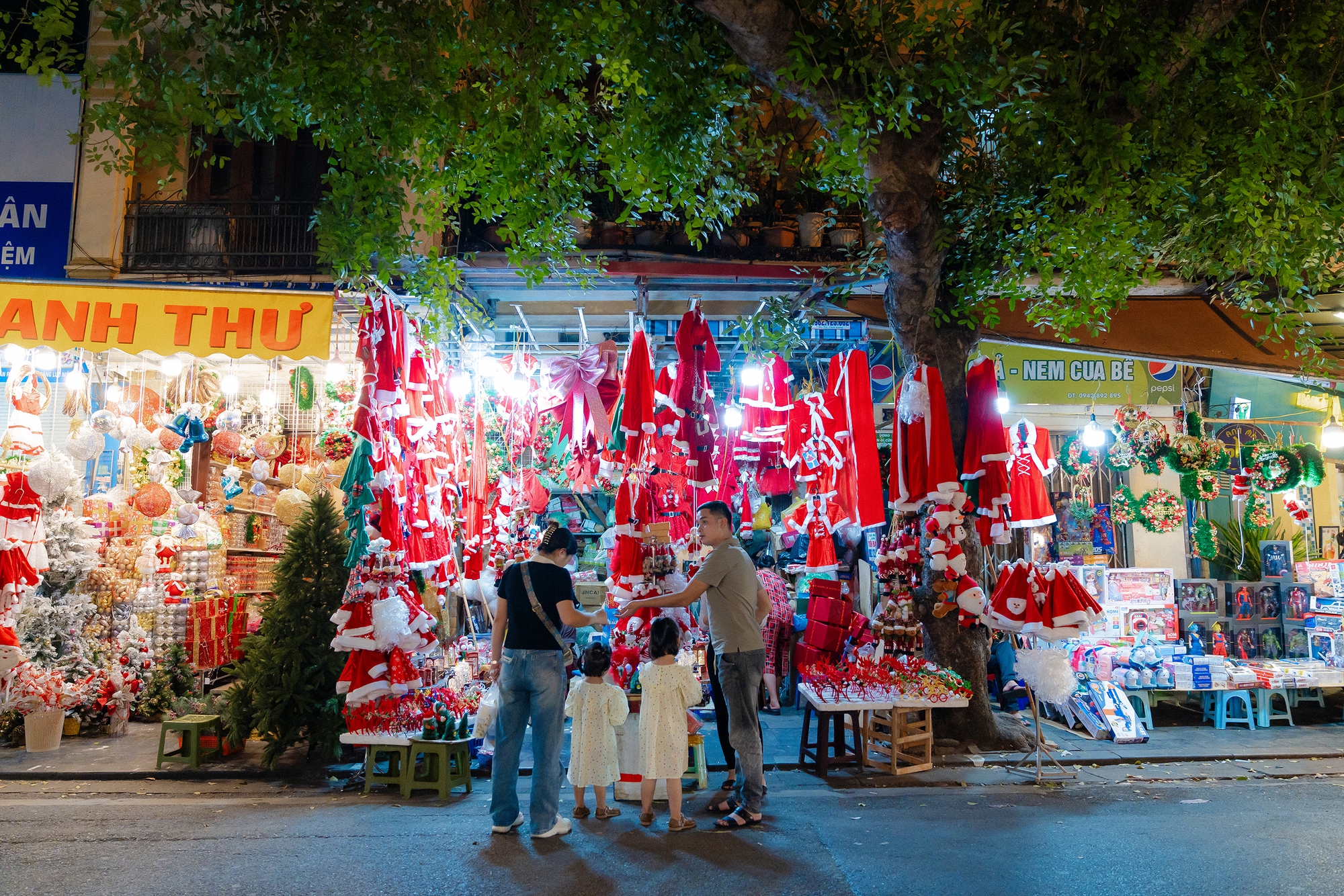 Hàng Mã những ngày sát Noel: Thời điểm tuyệt vời để đi chụp ảnh 