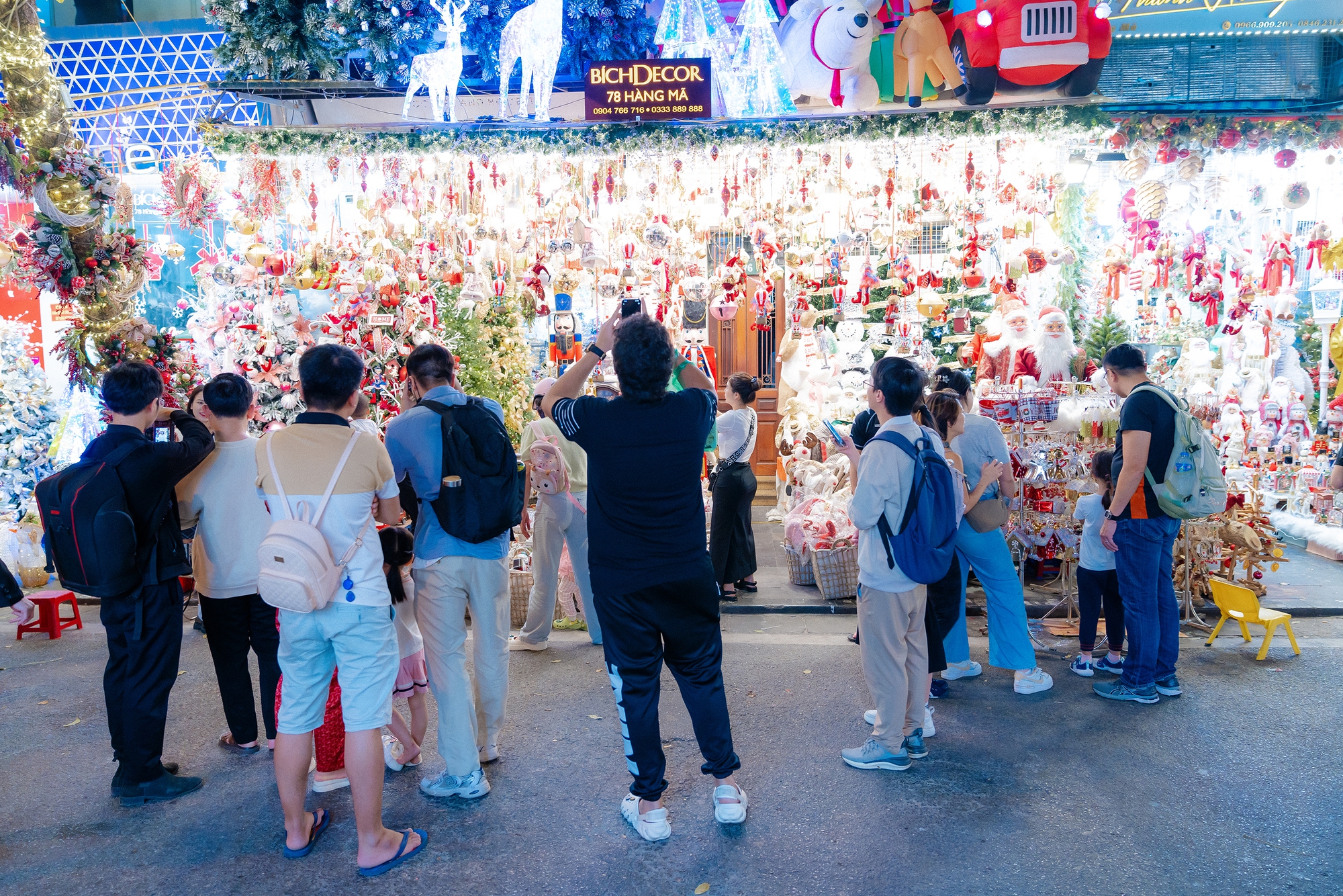 Hàng Mã những ngày sát Noel: Thời điểm tuyệt vời để đi chụp ảnh 