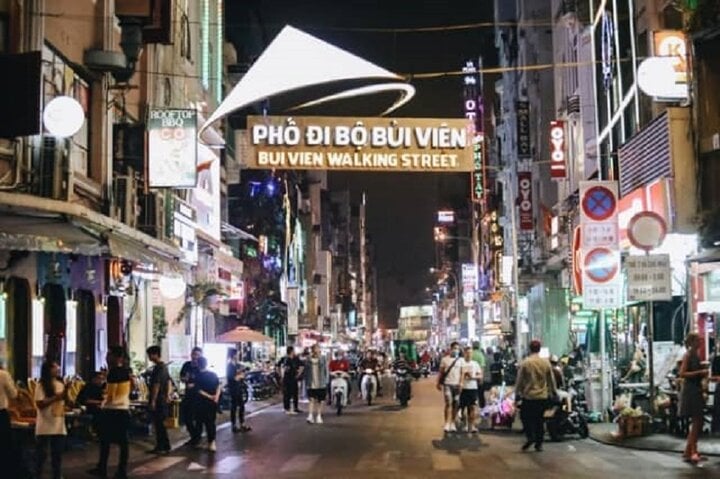 Địa điểm ăn uống về đêm đông đúc nhất ở Sài Gòn - Ảnh 3.