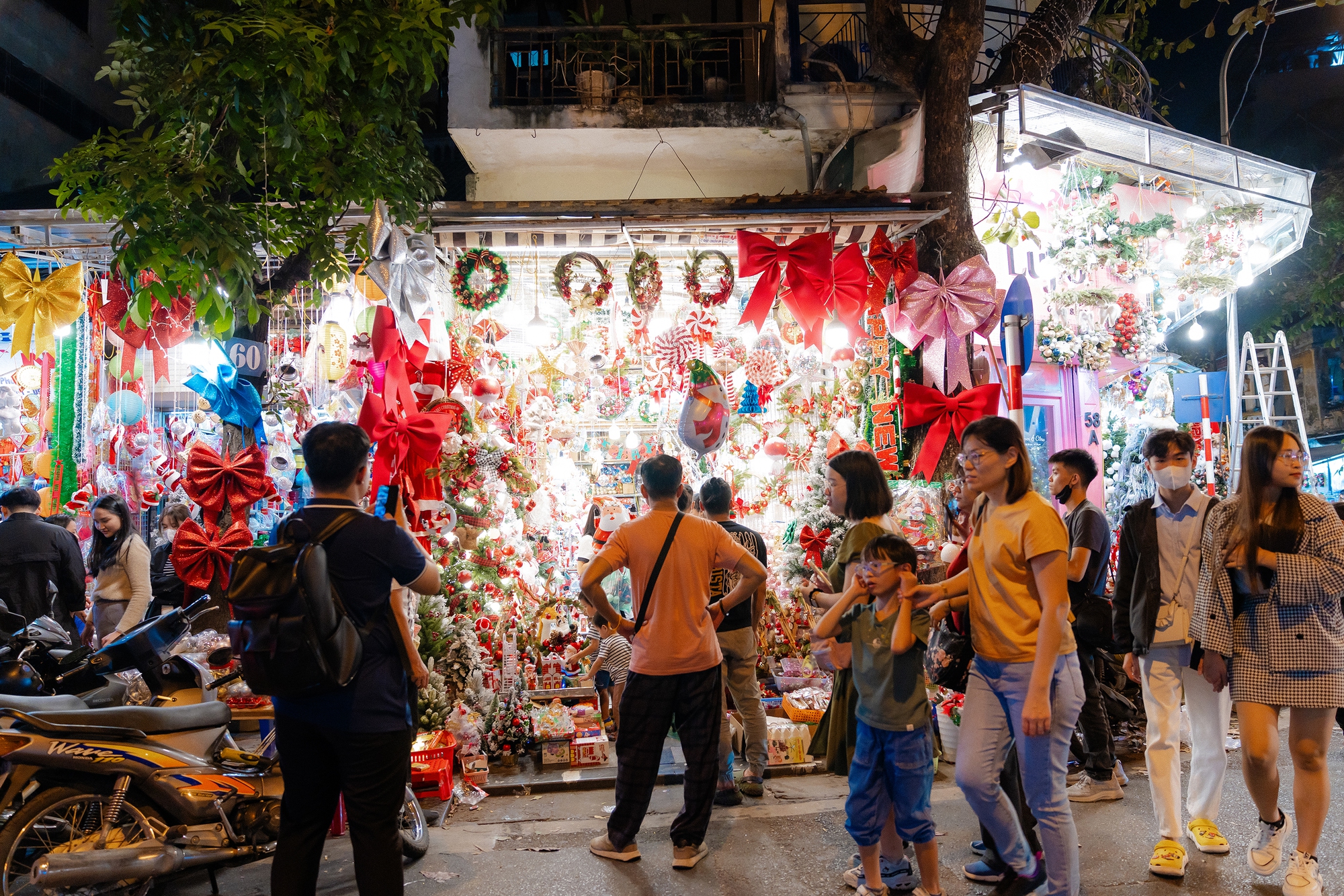 Hàng Mã những ngày sát Noel: Thời điểm tuyệt vời để đi chụp ảnh 