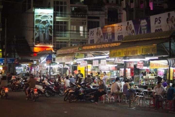Địa điểm ăn uống về đêm đông đúc nhất ở Sài Gòn - Ảnh 4.