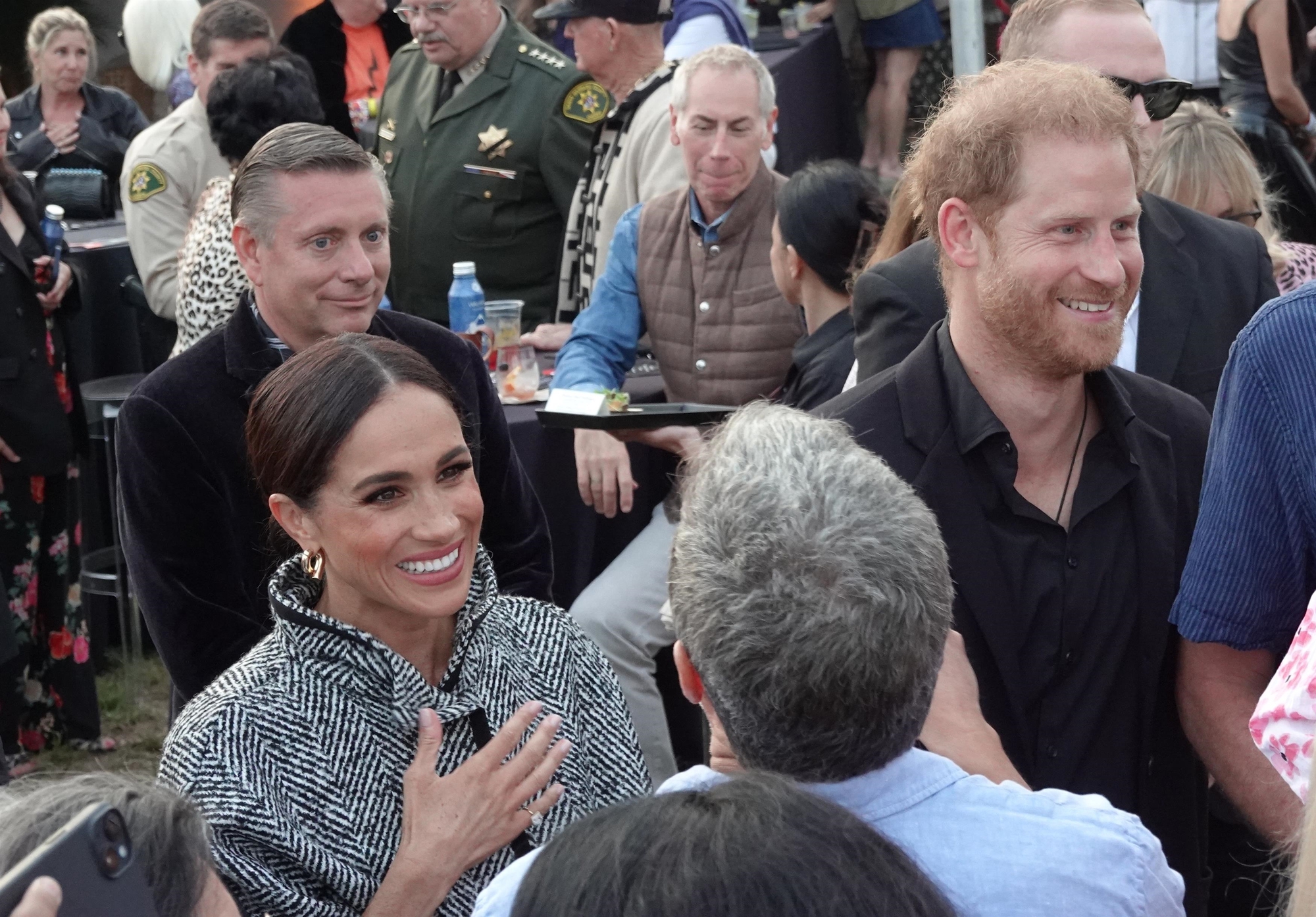 Harry và Meghan muốn chuyển nhà để 'sửa chữa mọi thứ'- Ảnh 2.