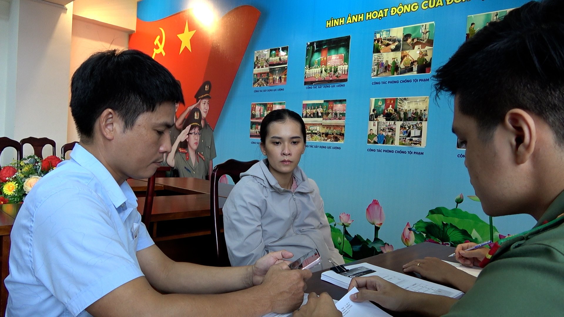 Bắt cô gái xinh đẹp giả danh người thân lừa đảo- Ảnh 1. Bắt cô gái xinh đẹp giả danh người thân lừa đảo- Ảnh 1.
