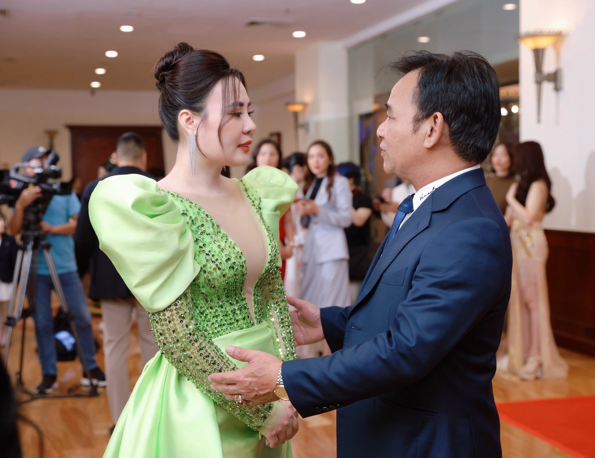 “Vợ chồng” Hoa hậu Phan Kim Oanh - Quang Tèo chấm thi Mrs Earth Vietnam 2024- Ảnh 4.