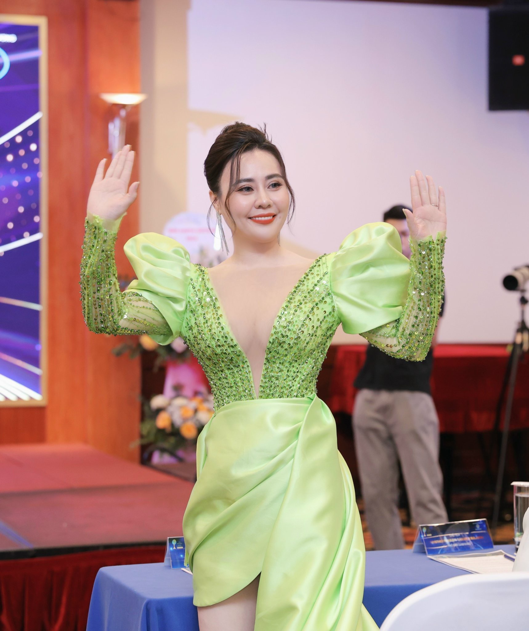“Vợ chồng” Hoa hậu Phan Kim Oanh - Quang Tèo chấm thi Mrs Earth Vietnam 2024- Ảnh 1.
