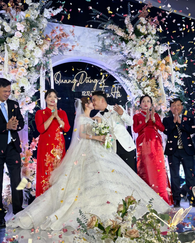 Đám cưới Hà Mã Tấu: Cô dâu xuất hiện với visual xuất sắc, rơi nước mắt khi bố dắt lễ đường - Ảnh 2.