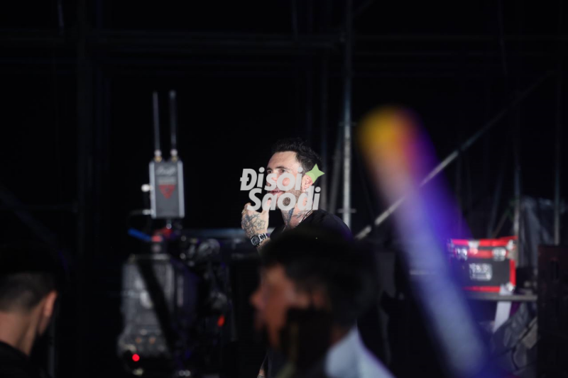 Adam Levine cởi phăng áo khoe 6 múi trên sân khấu 8Wonder, xuống tận nơi selfie với fan!- Ảnh 2.