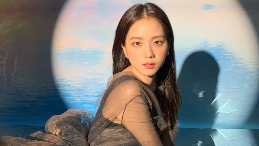 Jisoo BlackPink: Sở hữu làn da trong veo rạng rỡ nhờ bí quyết đơn giản - Ảnh 3.