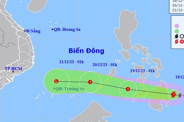 Bão Jelawat di chuyển rất nhanh, ngày mai vào Biển Đông - Ảnh 1.