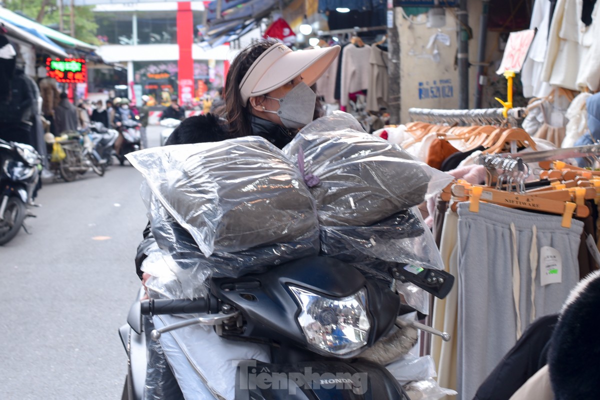 Rét đến bất ngờ, người Hà Nội đổ xô mua sắm quần áo, thiết bị sưởi ấm - Ảnh 11.