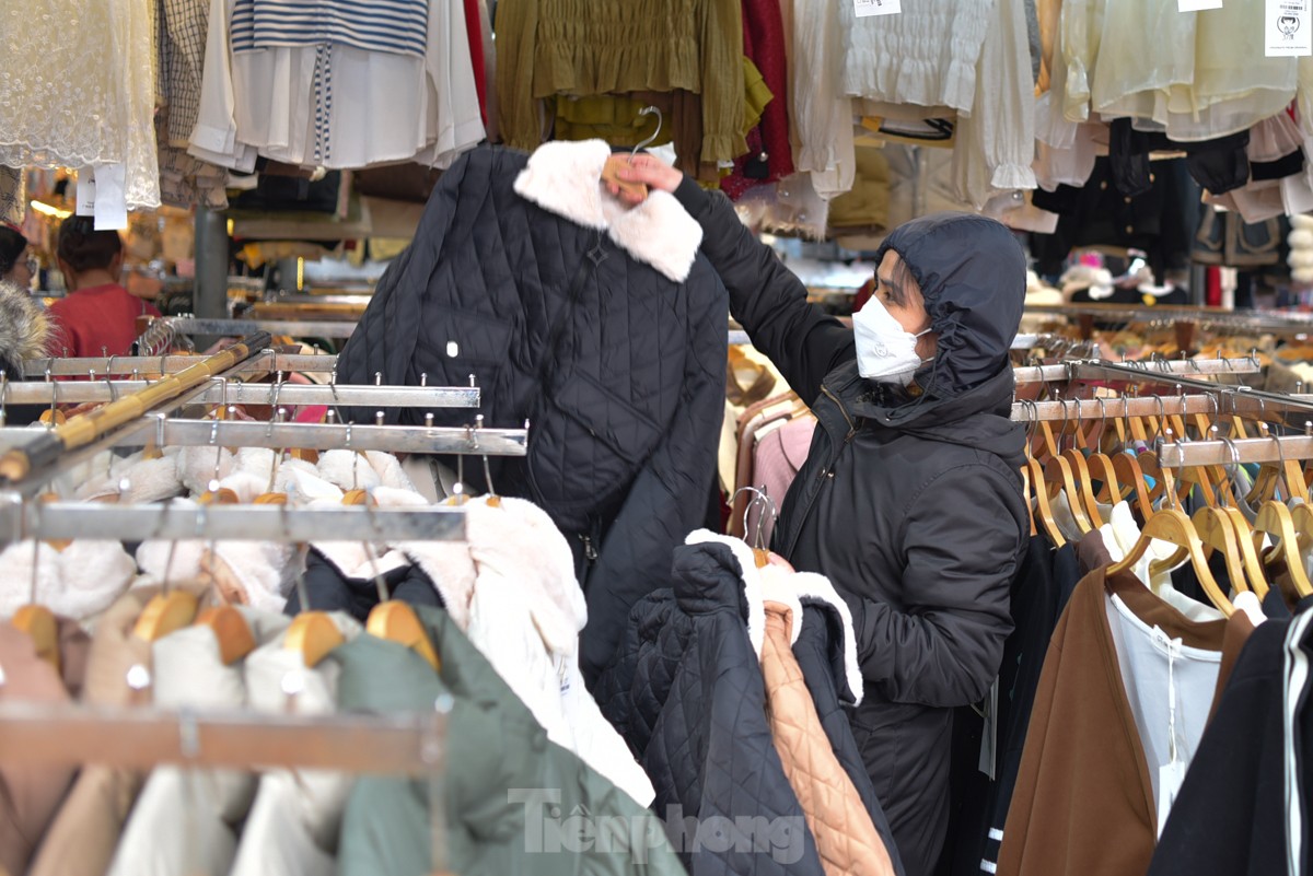 Rét đến bất ngờ, người Hà Nội đổ xô mua sắm quần áo, thiết bị sưởi ấm - Ảnh 6.