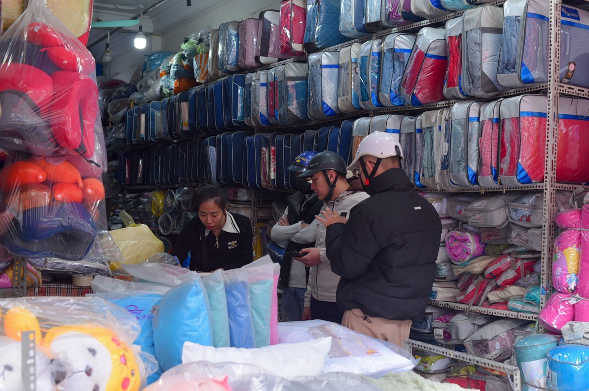 Rét đến bất ngờ, người Hà Nội đổ xô mua sắm quần áo, thiết bị sưởi ấm - Ảnh 12.