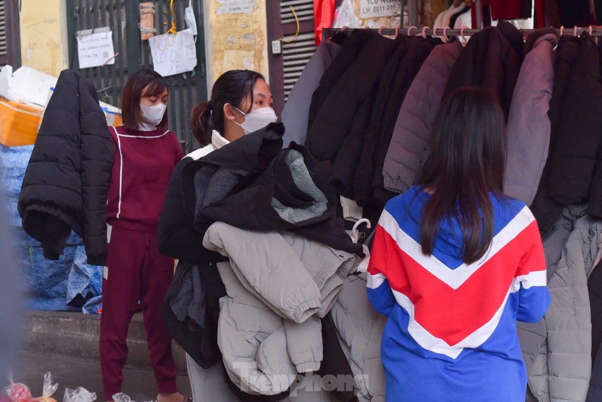 Rét đến bất ngờ, người Hà Nội đổ xô mua sắm quần áo, thiết bị sưởi ấm - Ảnh 1.