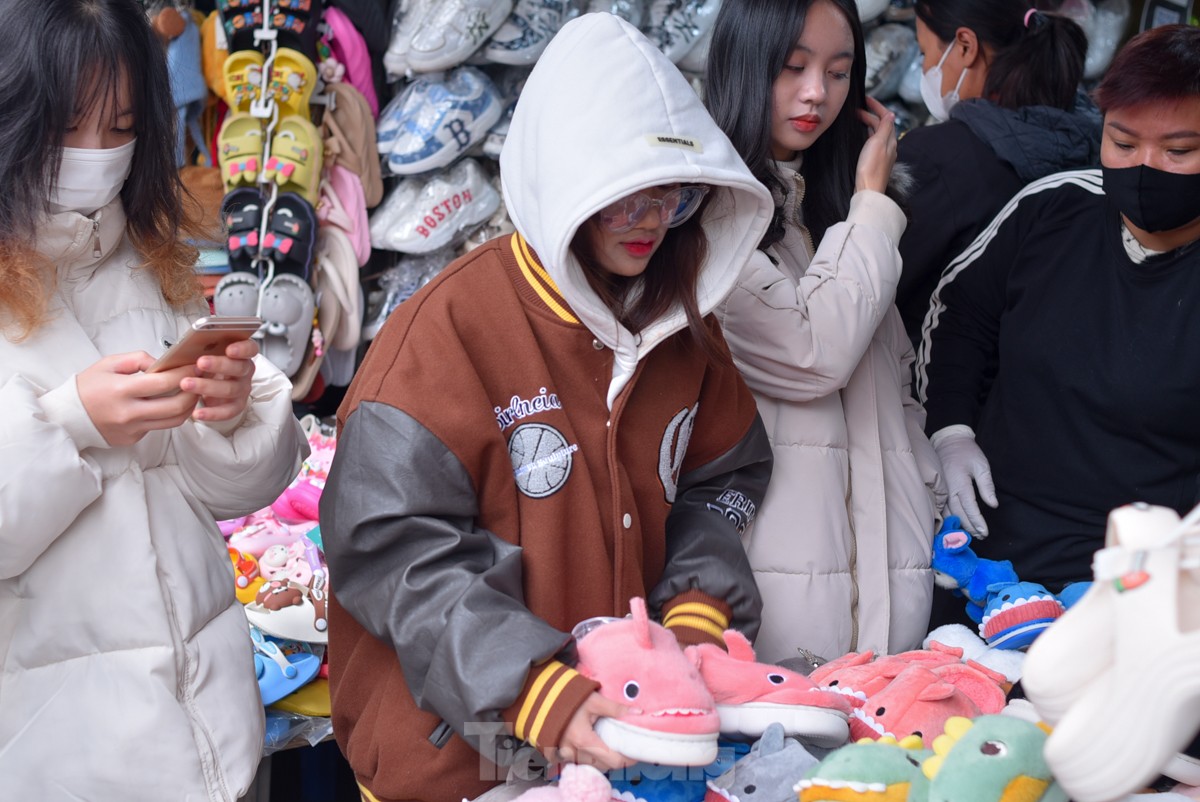 Rét đến bất ngờ, người Hà Nội đổ xô mua sắm quần áo, thiết bị sưởi ấm - Ảnh 8.