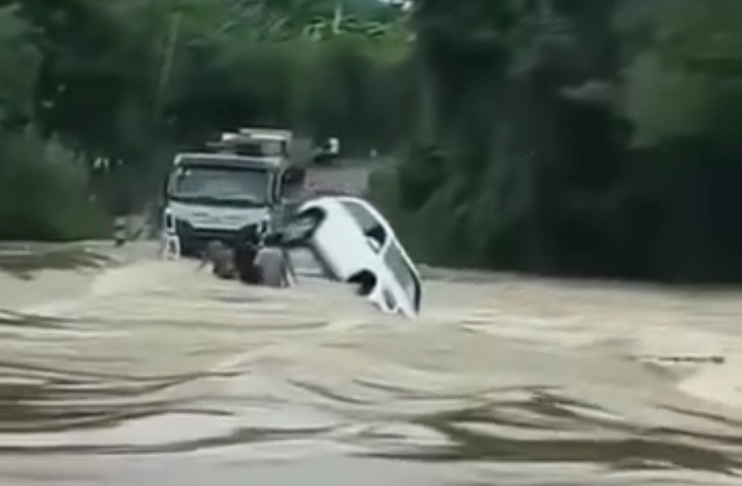 Clip: Xe Mercedes băng qua cầu tràn bị lũ cuốn,2 người thoát chết- Ảnh 1. Clip: Xe Mercedes băng qua cầu tràn bị lũ cuốn,2 người thoát chết- Ảnh 1.