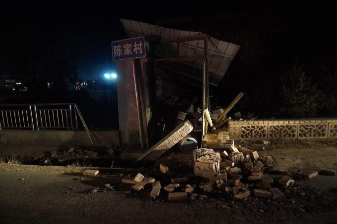 Động đất ở Trung Quốc: Nhân chứng bàng hoàng kể lại trải nghiệm &quot;như bị hất tung lên cao&quot; trong trận rung lắc dữ dội - Ảnh 3.