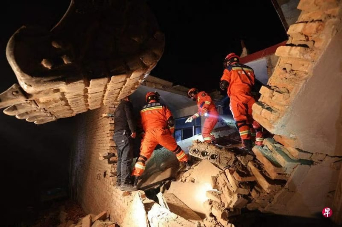 Động đất ở Trung Quốc: Nhân chứng bàng hoàng kể lại trải nghiệm &quot;như bị hất tung lên cao&quot; trong trận rung lắc dữ dội - Ảnh 4.