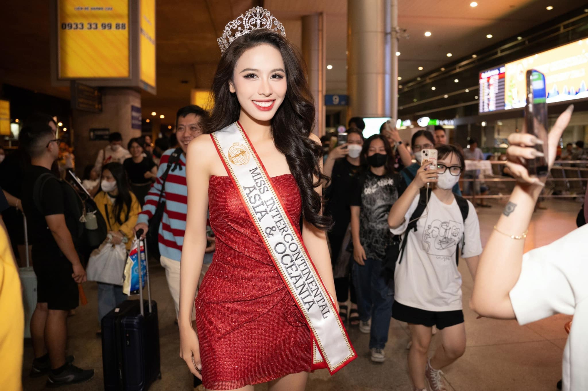 Ngọc Hằng về nước sau thành tích Á hậu 2 Miss Intercontinental 2023, Minh Kiên ra đón và gây chú ý vì điều này- Ảnh 1.