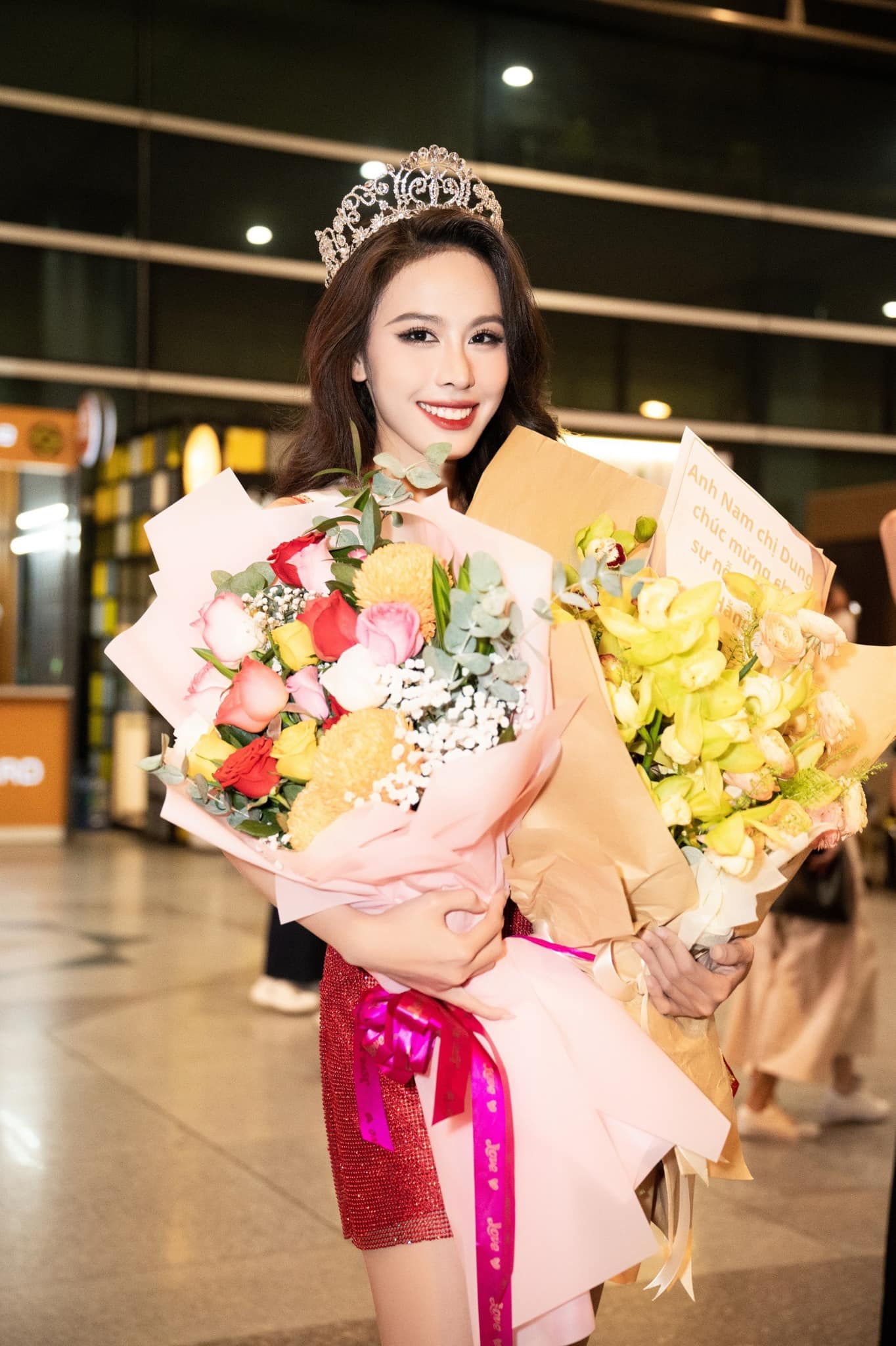 Ngọc Hằng về nước sau thành tích Á hậu 2 Miss Intercontinental 2023, Minh Kiên ra đón và gây chú ý vì điều này- Ảnh 2.
