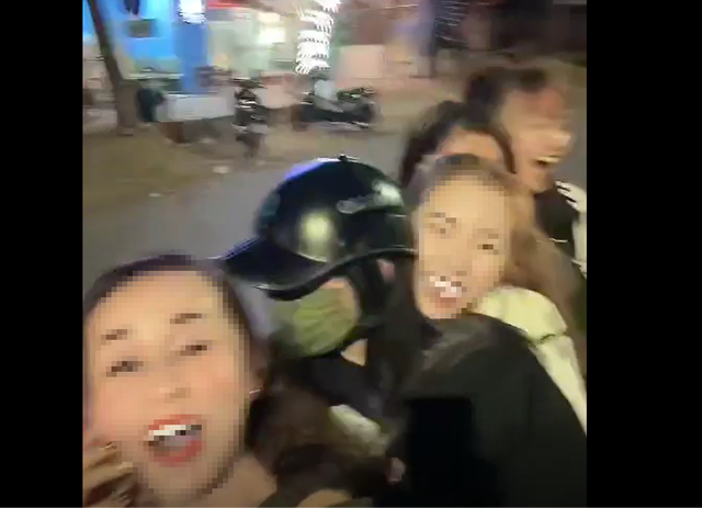 Xôn xao clip 5 cô gái đi 1 xe máy khoe chiến tích trên Facebook - Ảnh 1.