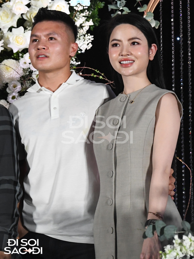 Vợ sắp cưới của cầu thủ Quang Hải là ai?- Ảnh 7. Vợ sắp cưới của cầu thủ Quang Hải là ai?- Ảnh 7.
