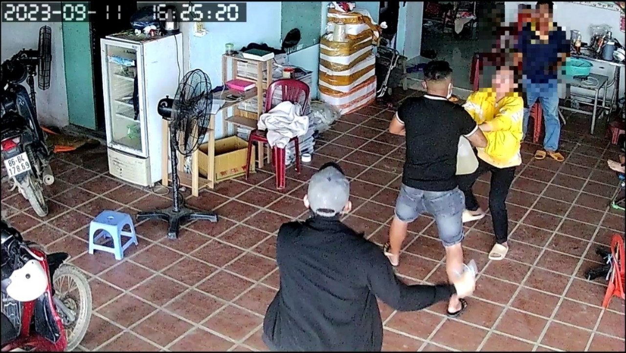 Bình Thuận: Truy tố 2 người con trai tưới xăng dọa đốt nhà mẹ ruột- Ảnh 1.
