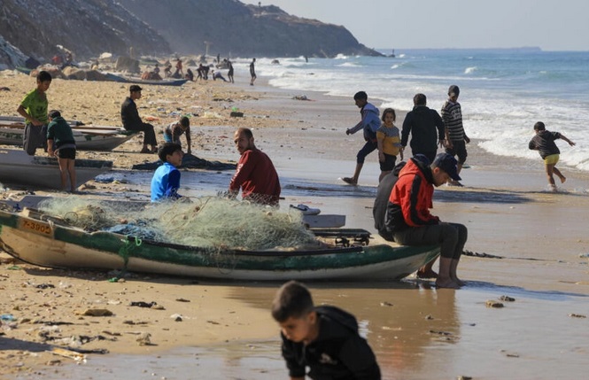 Người dân Gaza liều mình xuống biển đánh cá mưu sinh - Ảnh 1.
