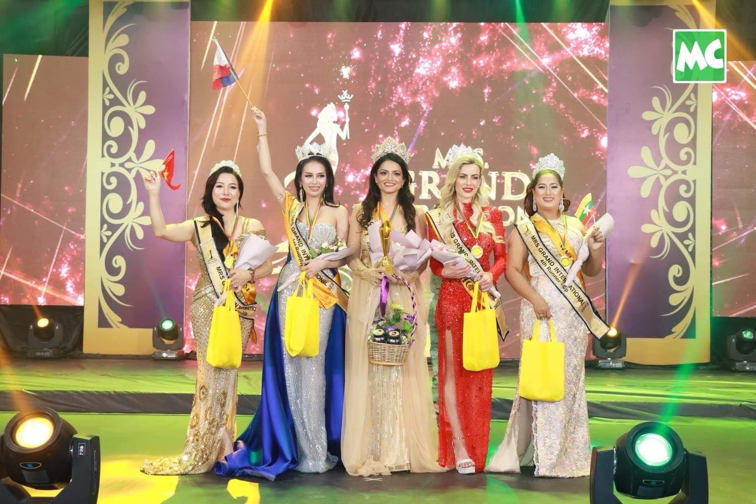 Minh Huệ giành giải Á hậu 3 tại Mrs Grand International 2023- Ảnh 3.