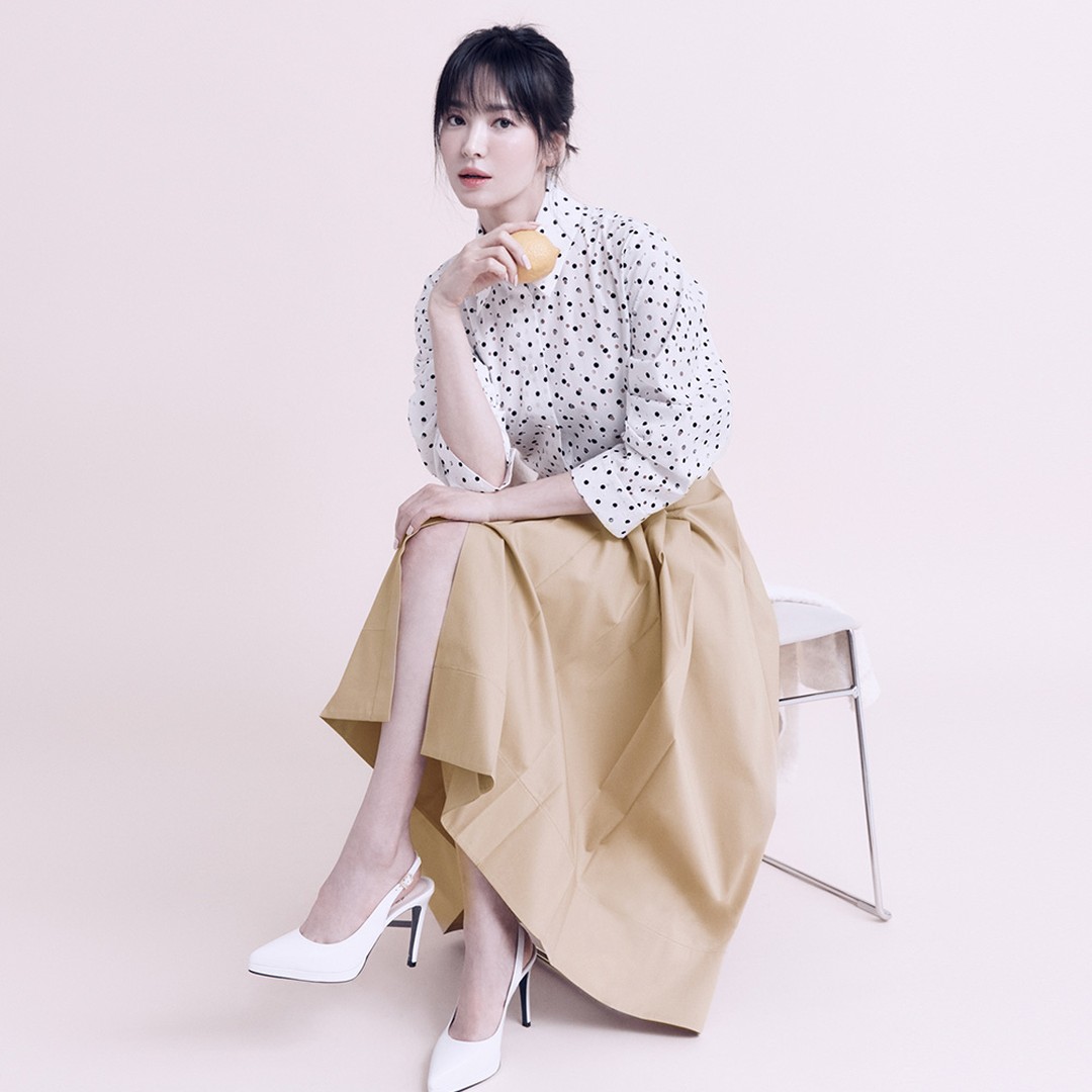 Gợi ý cách mặc đồ trắng trẻ trung và sang trọng như Song Hye Kyo - Ảnh 6.