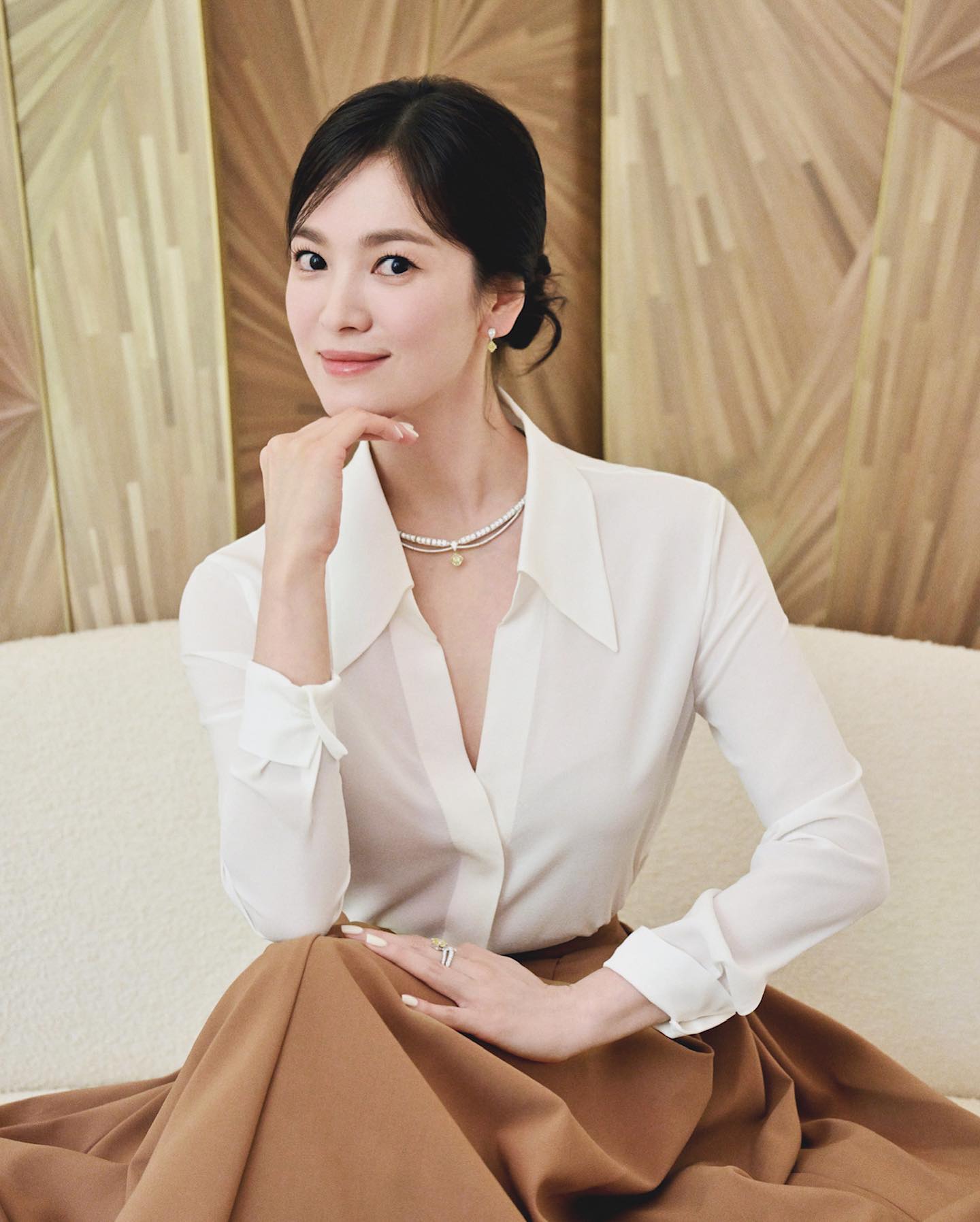 Gợi ý cách mặc đồ trắng trẻ trung và sang trọng như Song Hye Kyo - Ảnh 5.