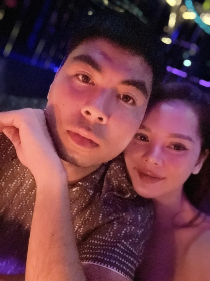 Nữ gi&aacute;m đốc n&oacute;ng bỏng "đổ" ch&agrave;ng cầu thủ k&eacute;m tuổi qua mạng: Ban đầu giấu k&iacute;n, giờ được chiều như em b&eacute;! - Ảnh 5.