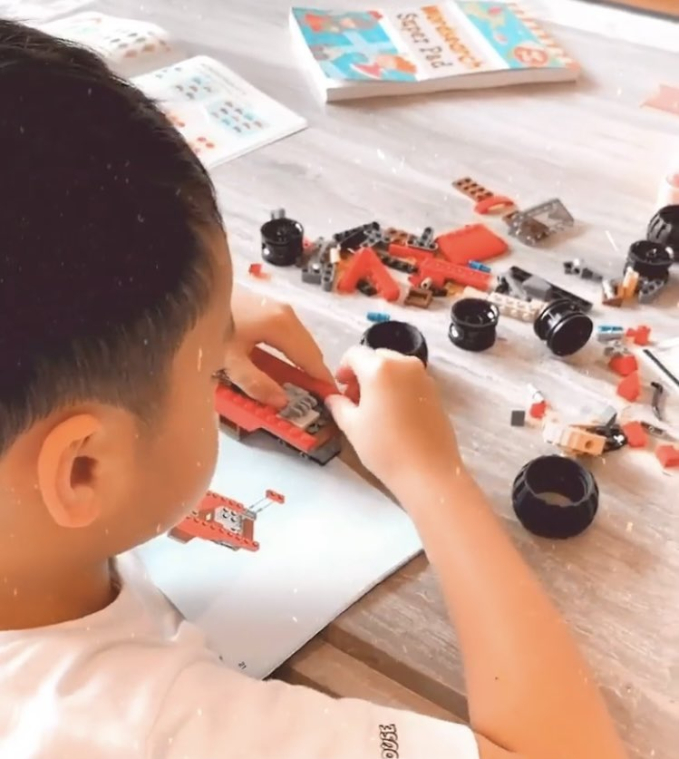 Mỗi lần cậu cả chơi món đồ chơi này là Tăng Thanh Hà lại tham gia cùng: Giá từ vài trăm nghìn, dạy cho trẻ rất nhiều kỹ năng - Ảnh 1. Mỗi lần cậu cả chơi món đồ chơi này là Tăng Thanh Hà lại tham gia cùng: Giá từ vài trăm nghìn, dạy cho trẻ rất nhiều kỹ năng - Ảnh 1.