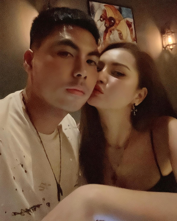 Nữ gi&aacute;m đốc n&oacute;ng bỏng "đổ" ch&agrave;ng cầu thủ k&eacute;m tuổi qua mạng: Ban đầu giấu k&iacute;n, giờ được chiều như em b&eacute;! - Ảnh 1.