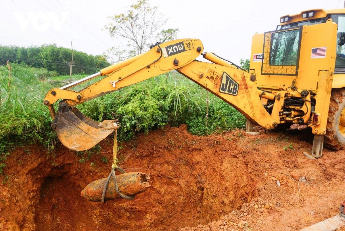 Người dân đào đất phát hiện 3 quả bom lớn gần trường học, khu dân cư - Ảnh 1.