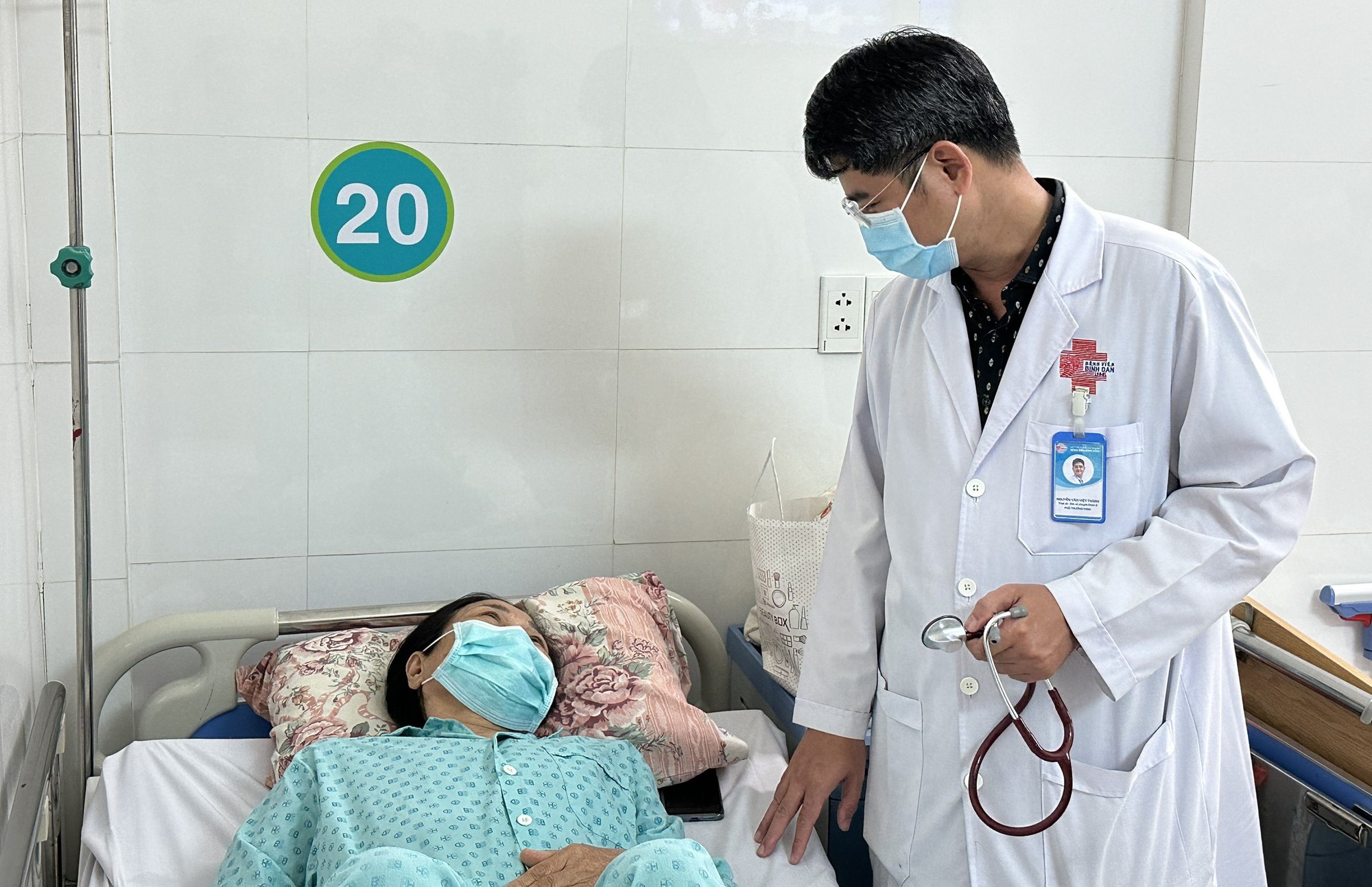 Bệnh nhân bị u phổi ít chịu đau đớn, xuất viện sớm nhờ phẫu thuật robot- Ảnh 1.