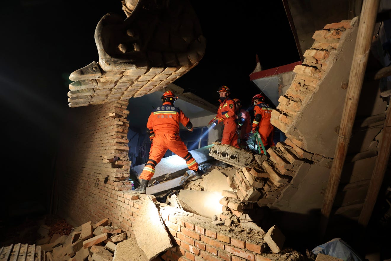 Toàn cảnh thảm họa động đất tại Trung Quốc: Rung chuyển tỉnh Cam Túc dưới cái lạnh -14 độ, ít nhất 831 người thương vong- Ảnh 8.