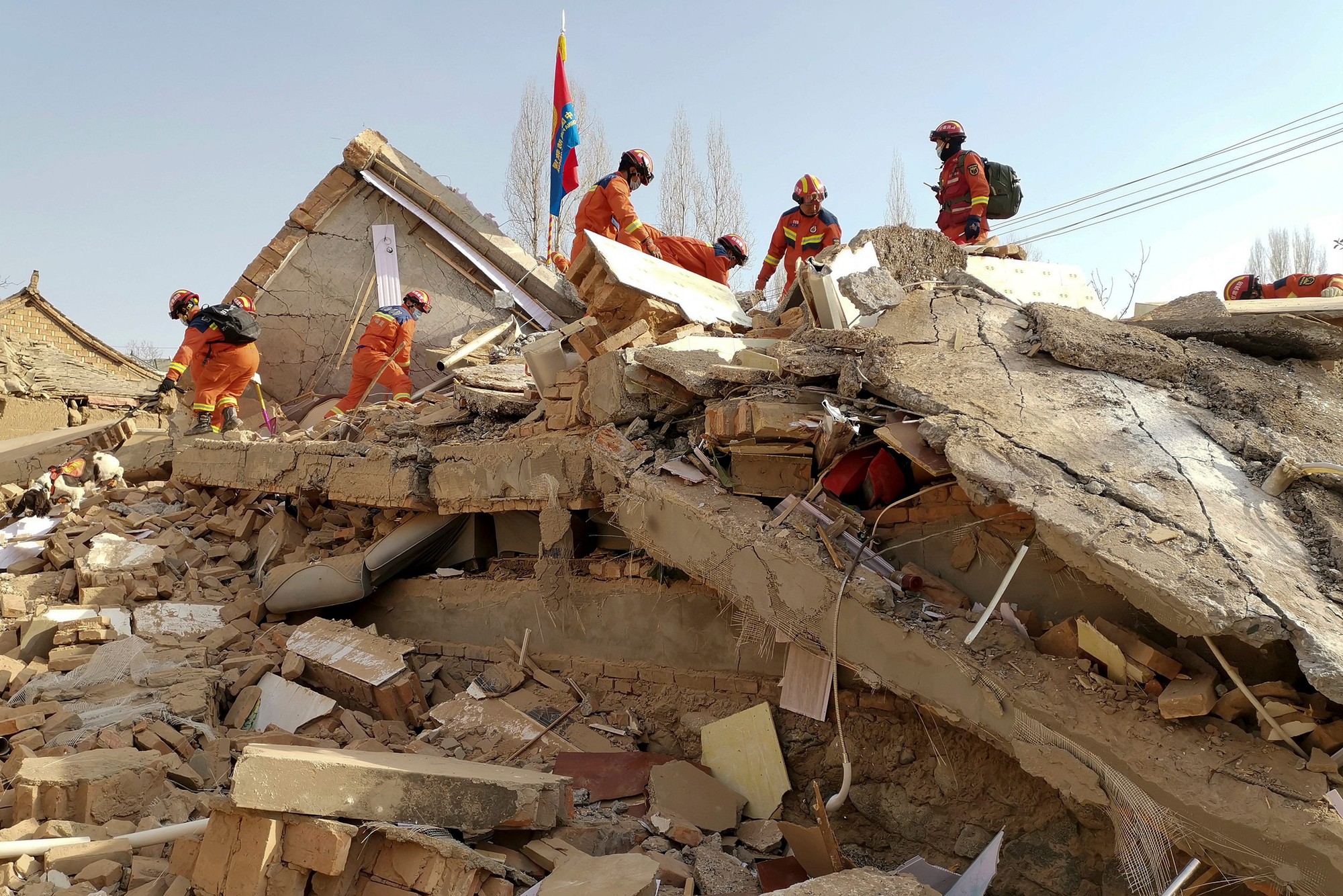 Toàn cảnh thảm họa động đất tại Trung Quốc: Rung chuyển tỉnh Cam Túc dưới cái lạnh -14 độ, ít nhất 831 người thương vong- Ảnh 3.
