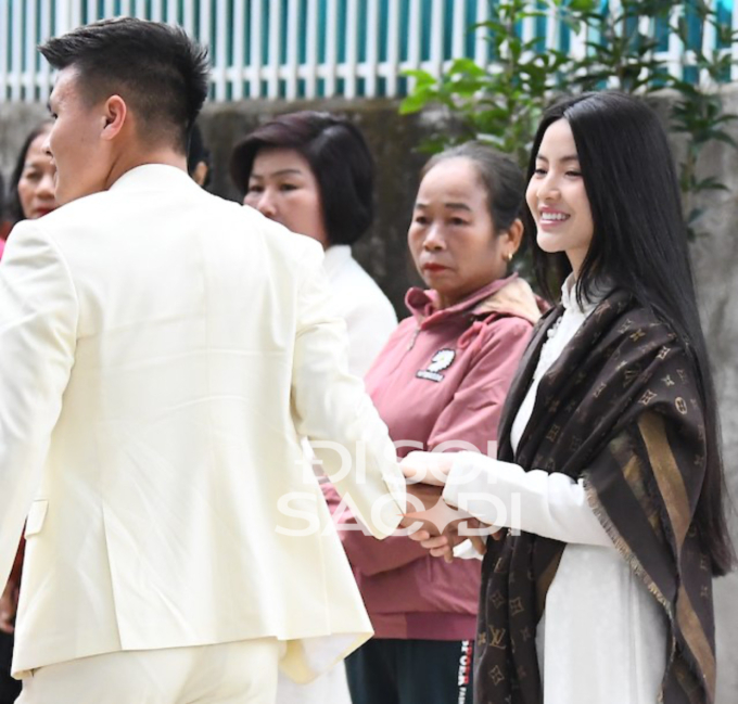 Quang Hải cực tình cảm hết nựng má lại nắm tay Chu Thanh Huyền trong lễ dạm ngõ - Ảnh 3.