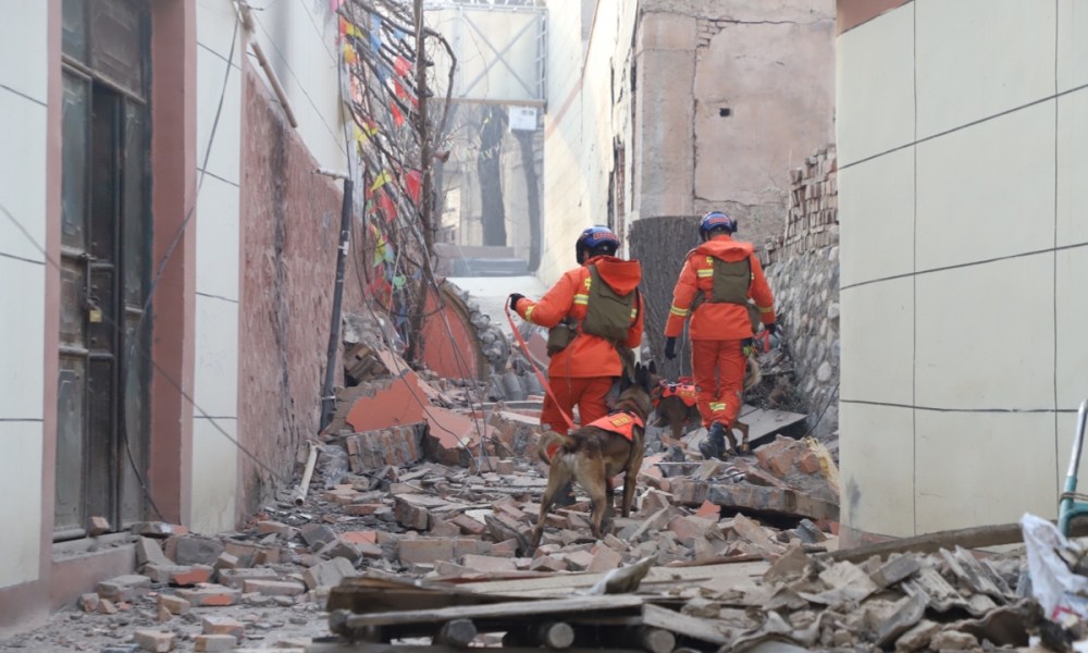 Động đất Trung Quốc: Số người thiệt mạng lên 131, thời điểm vàng cứu hộ cạn dần - Ảnh 1.