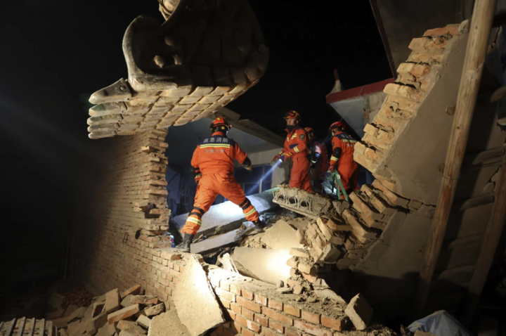 Động đất Trung Quốc: Tăng lên 131 người thiệt mạng, chuyên gia nêu nguyên nhân - Ảnh 2.