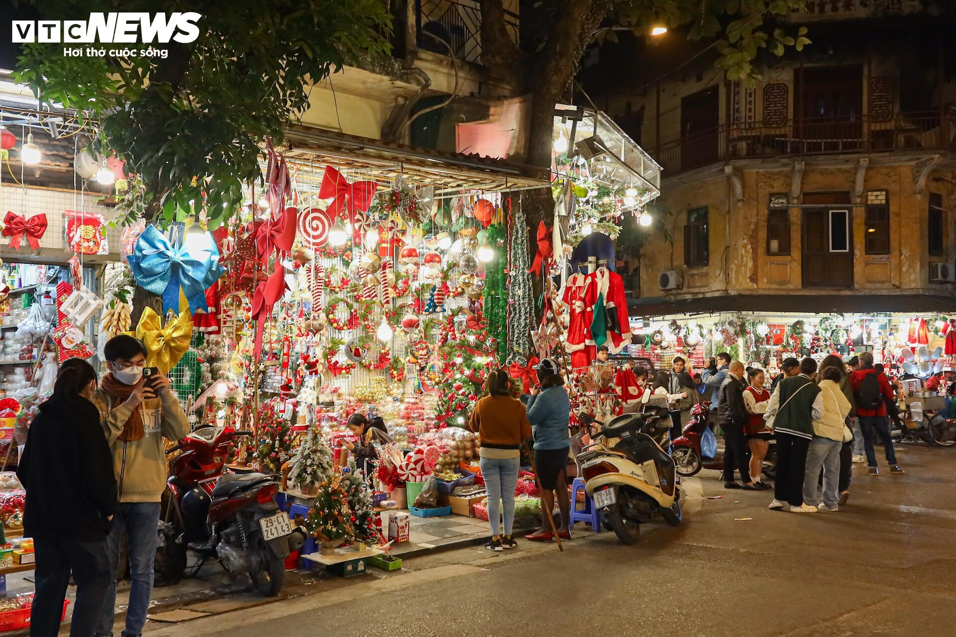 Khách xem nhiều hơn mua, thị trường đồ trang trí Giáng sinh ở Hà Nội 'cảm lạnh' - Ảnh 3.