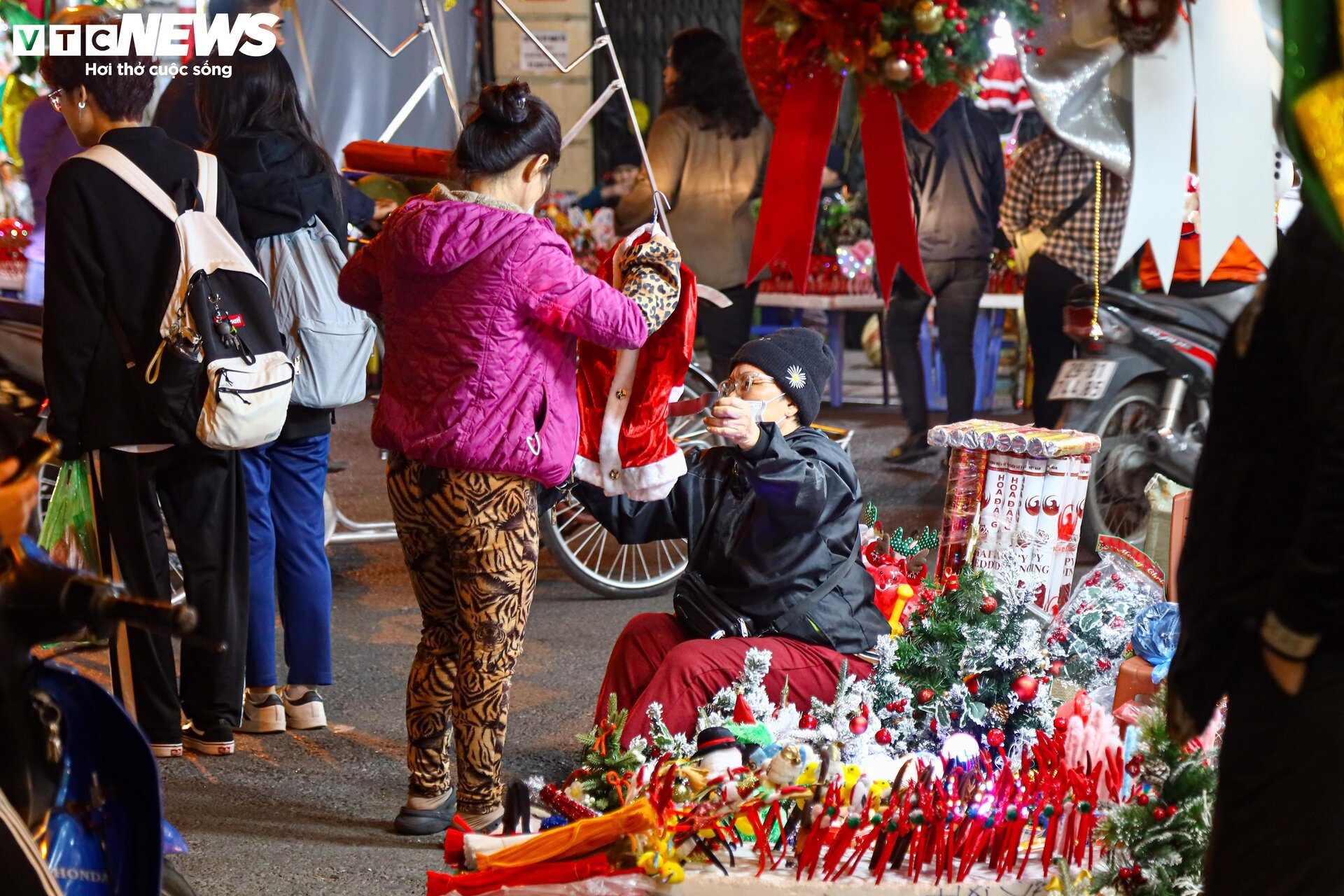 Khách xem nhiều hơn mua, thị trường đồ trang trí Giáng sinh ở Hà Nội 'cảm lạnh' - Ảnh 14.